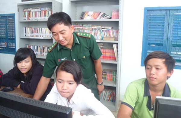 Thượng úy Bao Minh Tiến tại lớp tin học cộng đồng